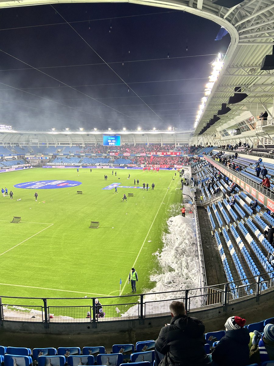 Fra at svetten rant av meg mot KFUM til at jeg fryser stellet av meg mot Brann. Må ha stor garderobe for å følge norsk fotball.