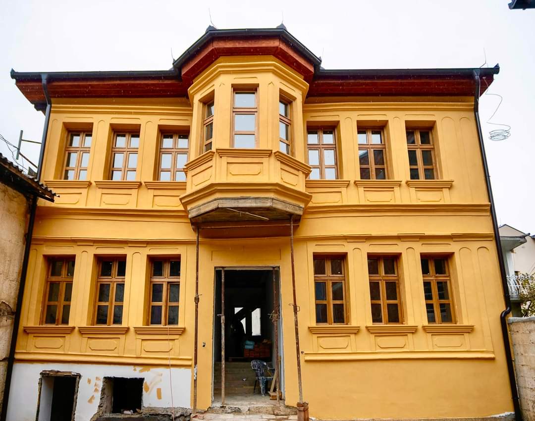 Hajrulla Çeku (@hceku) on Twitter photo 🏠 Në qeverisjen tonë ndryshimet janë të dukshme. Shtëpia tradicionale e familjes Gashi, apo siç njihet ndryshe "Sava Toska" në Prizren është shpëtuar nga rrënimi.
Punë. Përditë. 🇽🇰🏛
<a href="/MKRS_KS/">Ministry of Culture, Youth and Sport</a> 🏠 Në qeverisjen tonë ndryshimet janë të dukshme. Shtëpia tradicionale e familjes Gashi, apo siç njihet ndryshe "Sava Toska" në Prizren është shpëtuar nga rrënimi.
Punë. Përditë. 🇽🇰🏛
<a href="/MKRS_KS/">Ministry of Culture, Youth and Sport</a>