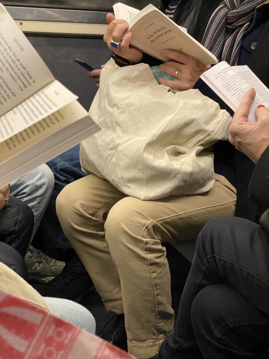Image rare : trois voisins dans ma rame de métro lisent un livre… et l’un d’eux lit « À la recherche du temps perdu »…