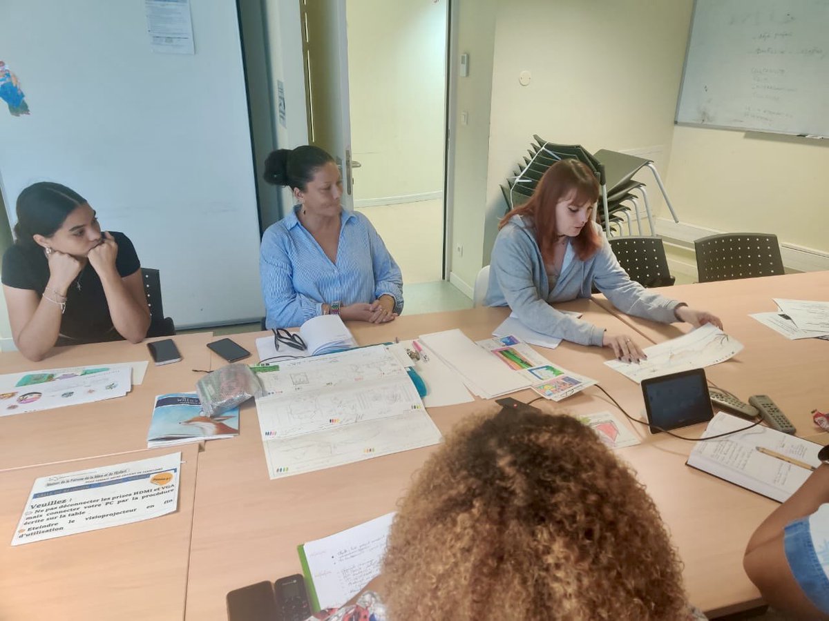 Nos élèves de #STD2A en réunion à la MFME avec le staff médical et le <a href="/lions_63/">Lions Club international. District 63. 2019 2020</a> Lions Clubs pour le projet FRESQUE du service oncologie. 
Présentation des idées et de la démarche créative. Proposition de matériaux etc…
Il reste beaucoup à faire. <a href="/lpovanicet/">Lycée Polyvalent Victor Anicet</a> <a href="/acmartinique/">Académie de Martinique</a>