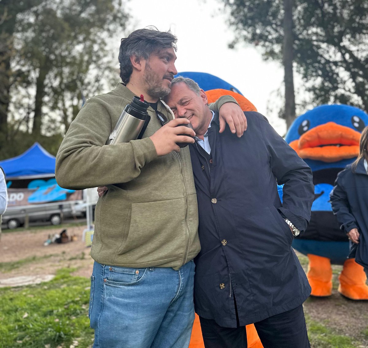 Esa foto me la sacaron antes de las internas. Es un instante capturado por una cámara, pero para mí representa mucho más. Ahí estoy abrazando a alguien a quien admiro, no solo como candidato, sino como persona. Mañana son las elecciones, y hoy quiero compartir lo que significa