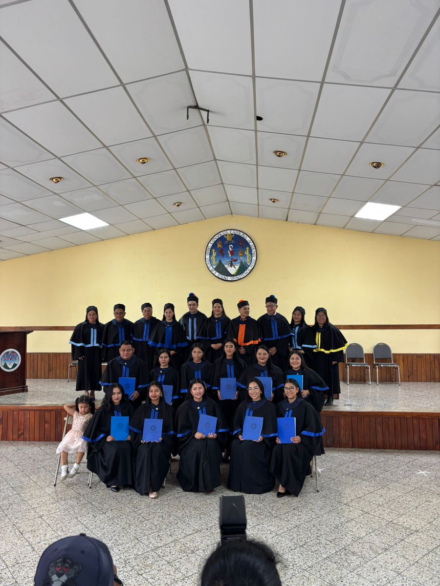 ijit18's tweet photo. Había dicho que esto era por mi mamá, y en efecto fue para ella. Si pienso desde el día 1 jamás hubiera imaginado todo lo que he logrado, y aunque es la mitad de mi carrera solo le pido a Dios que ella también esté en la etapa final.  👩🏽‍🎓💕✨️ https://t.co/McPQpK86HE