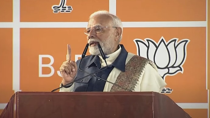 NewsAlgebraIND's tweet photo. BIG BREAKING NEWS 🚨 PM Modi announces that Waqf has no place in Indian Constitution 🔥🔥

With this, Entire Crowd chanted "Modi Modi, Bharat Mata Ki Jai, Ek Hai To Safe Hai"

PM in victory speech said "Congress gave several properties near Delhi to Waqf Board before 2014 elections"

"Babasaheb Ambedkar had not mentioned about Waqf Act anywhere in the Constitution." - PM

PM' scathing attack on CONG !!