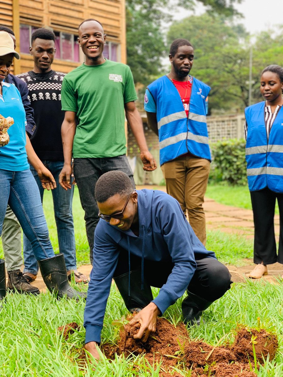 donantousej_123's tweet photo. Bannankobazambogo Makerere University nga tukulembeddwamu ssentebe waffe @MosesSemujju1  tubadde wamu ne @rotarycentralky, @MakGuild mu kusiimba emiti gy'ebibala mu Ssettendekero wa @Makerere mu nkola y'Ekibira Kya Kabaka ey'okukuuma Obutonde bwensi.
#MakGuild 
#Nkobazambogomak https://t.co/6saP1i71gD
