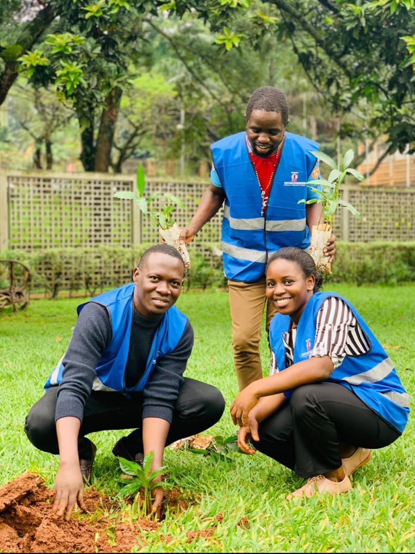 donantousej_123's tweet photo. Bannankobazambogo Makerere University nga tukulembeddwamu ssentebe waffe @MosesSemujju1  tubadde wamu ne @rotarycentralky, @MakGuild mu kusiimba emiti gy'ebibala mu Ssettendekero wa @Makerere mu nkola y'Ekibira Kya Kabaka ey'okukuuma Obutonde bwensi.
#MakGuild 
#Nkobazambogomak https://t.co/6saP1i71gD