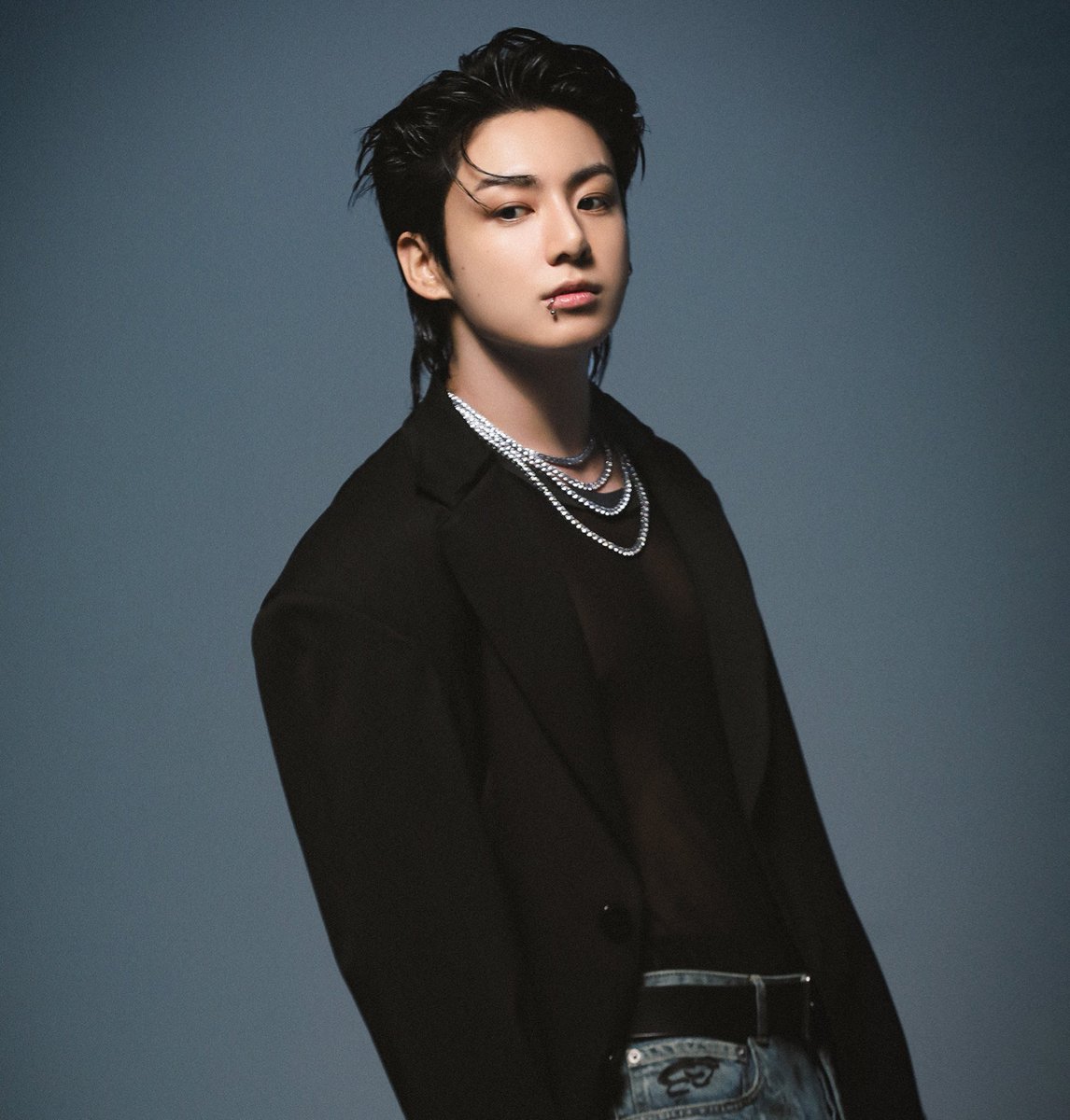 GoldenJKUnivers's tweet photo. Jungkook continues winning awards for his organic success! He is the most awarded male soloist at this years MAMA Awards (3 trophies) and he has become the 5th most awarded soloist (5 trophies) at MAMA’s history, only 1 year after his debut as a soloist. 

#정국 #2024MAMAAWARDS https://t.co/YlWnnGy7y3