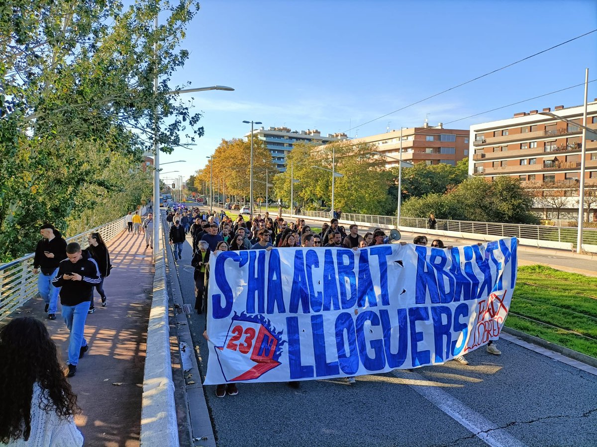 arransjd's tweet photo. Més d'un centenar de persones a la columna de Baix Llobregat!

Bona rebuda de les veïnes de  l'Hospitalet, Collblanc, Badal, Sants... Avui serem molta gent!

S'HA ACABAT https://t.co/rROsfU9Mrn