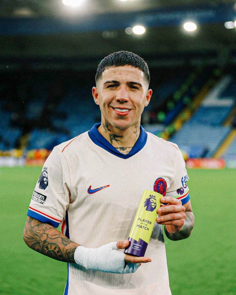 CFCBlues_com's tweet photo. Enzo Fernández with his Premier League Player of the Match award… 💙 https://t.co/2dLr8L4CPy