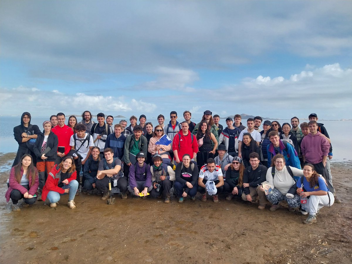Geoquímica Ambiental en el #MarMenor. Los estudiantes han podido determinar in situ el contenido en elementos potencialmente tóxicos y conocer la problemática de la zona.