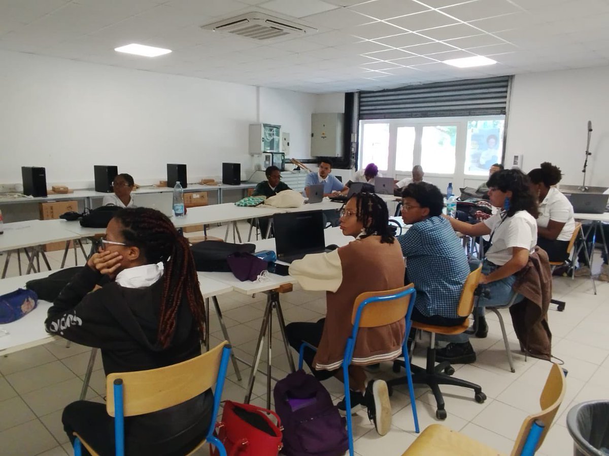 Intervention avec <a href="/BeFerrier/">Berengere Ferrier</a> Bérengère Ferrier auprès des #dnmade #Graphisme 1ère année sur les techniques de création de marques en entreprise.
<a href="/lpovanicet/">Lycée Polyvalent Victor Anicet</a>