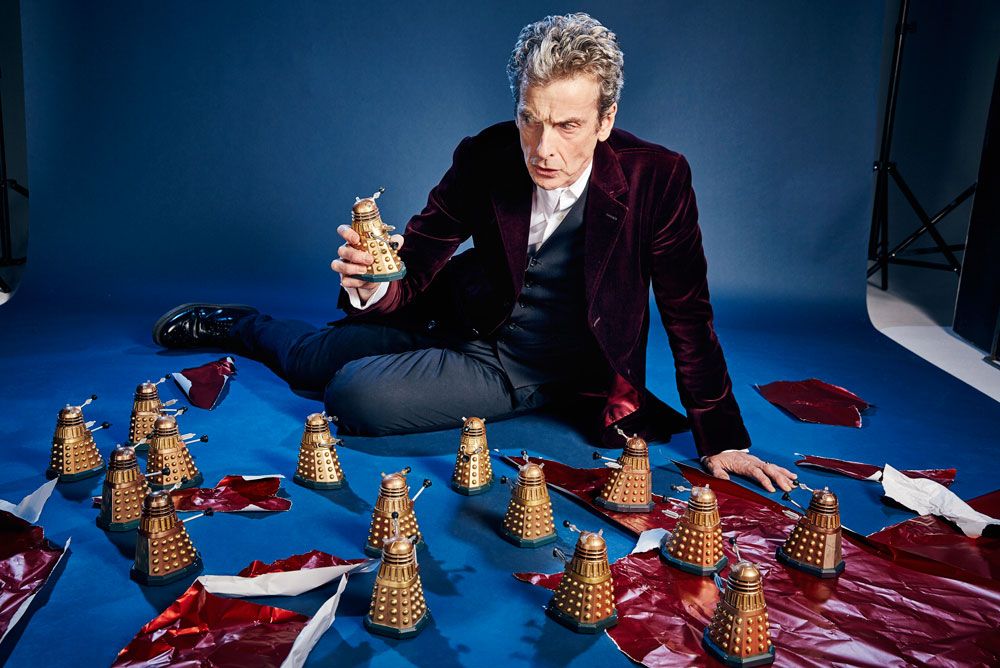 brinatello's tweet image. ✨ These Daleks are definitely much safer! Photos are of #WilliamHartnell (#FirstDoctor) at home in 1965 with #LouisMarx Dalek toys and #PeterCapaldi (#TwelfthDoctor) doing a photoshoot for @RadioTimes in 2015. 🥰💕 #DoctorWho #HappyDoctorWhoDay #DoctorWhoDay #DoctorWhoDay2024 ✨