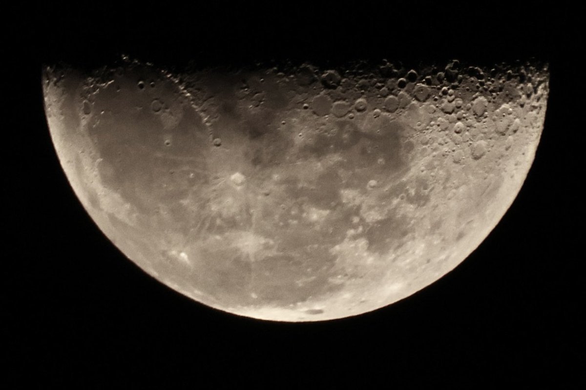 EnceladusV's tweet photo. Half Moon 49% https://t.co/YRXRMLsW2A