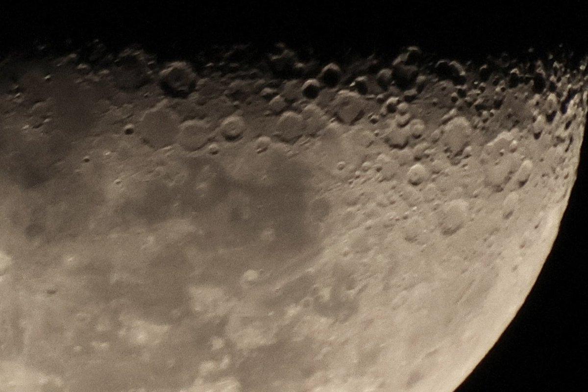 EnceladusV's tweet photo. Half Moon 49% https://t.co/YRXRMLsW2A