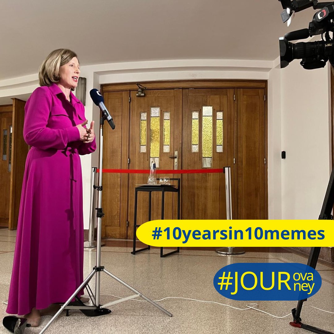 Head over heels into explaining the 🇪🇺when live on TV. 

#10yearsin10memes 

7️⃣/1️⃣0️⃣

#JourovaJourney