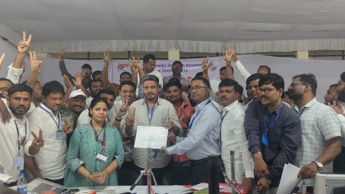 रामकृष्णहरि!

सर्वप्रथम या विजयाबद्दल कर्जत-जामखेडमधील मतदारांपुढं नतमस्तक होऊन या विजयाचा मी नम्रपणे स्वीकार करतो. आपला विश्वास आणि त्यांचं प्रेम मी कदापि विसरणार नाही. 

हा विजय माझा नाही तर कर्जत-जामखेडच्या पवित्र भूमीचा, इथल्या स्वाभिमानी जनतेचा, सामान्य माणसाचा, निष्ठावान