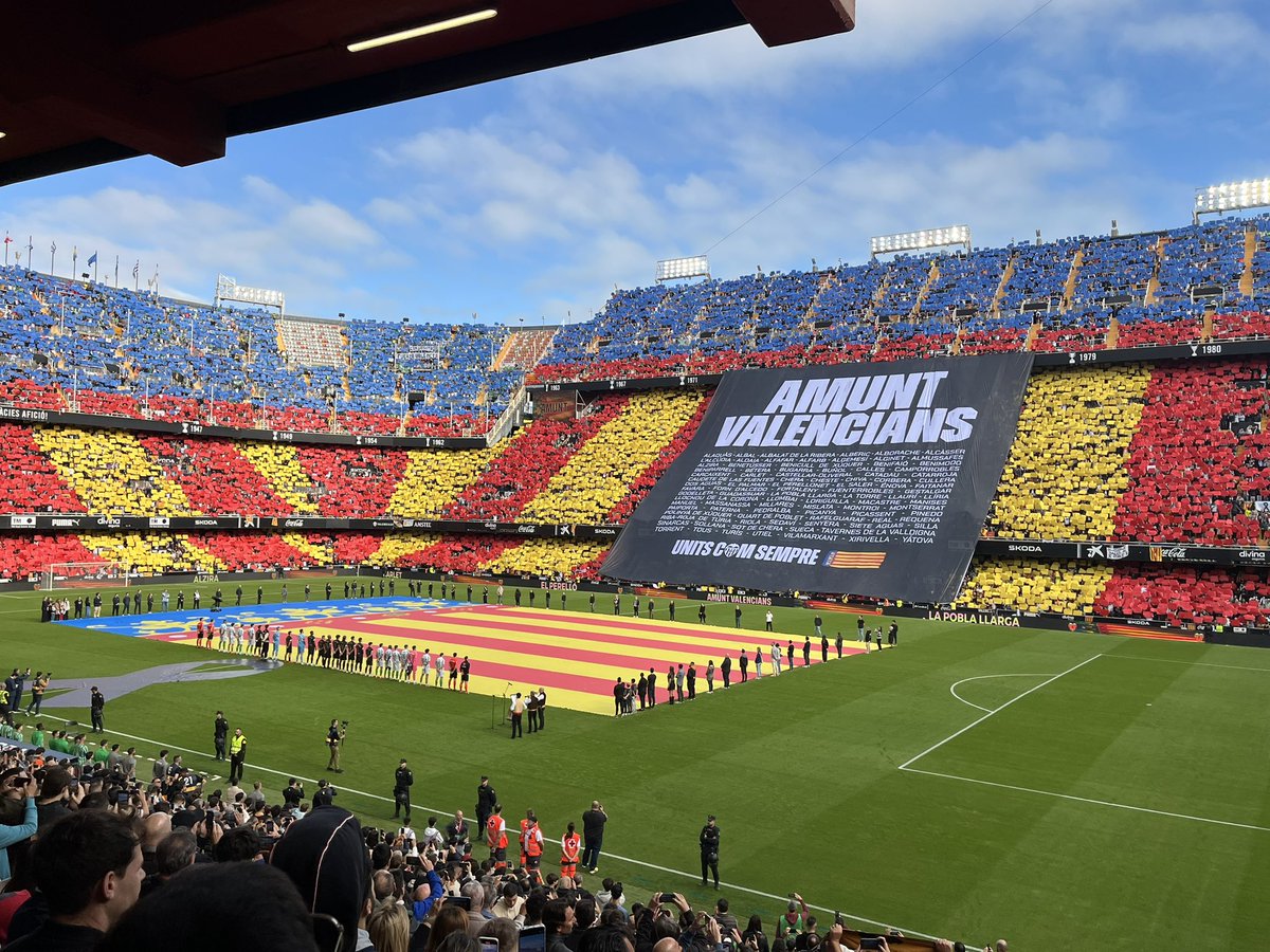 Valencia es esto, su gente, su cultura, su sentimiento y su apoyo incondicional.
Hoy he sentido que jugaba toda la ciudad, ha sido un homenaje precioso, gracias Mestalla.
Estoy emocionado, agradecido y orgulloso de ser Valenciano y  Valencianista.
Un abrazo, y Amunt VALENCIANS