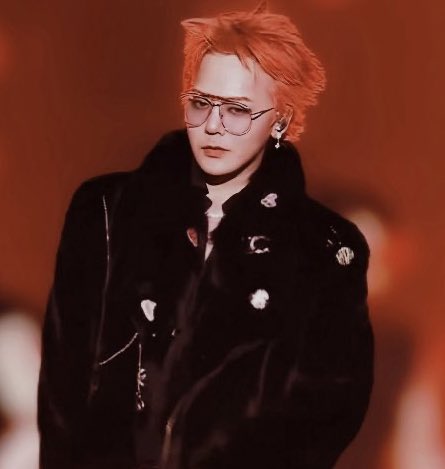 fati88kili's tweet photo. The way he can do both in the same performance is insane ngl. 

#GDRAGON #지드래곤 https://t.co/jBW13gIAyP