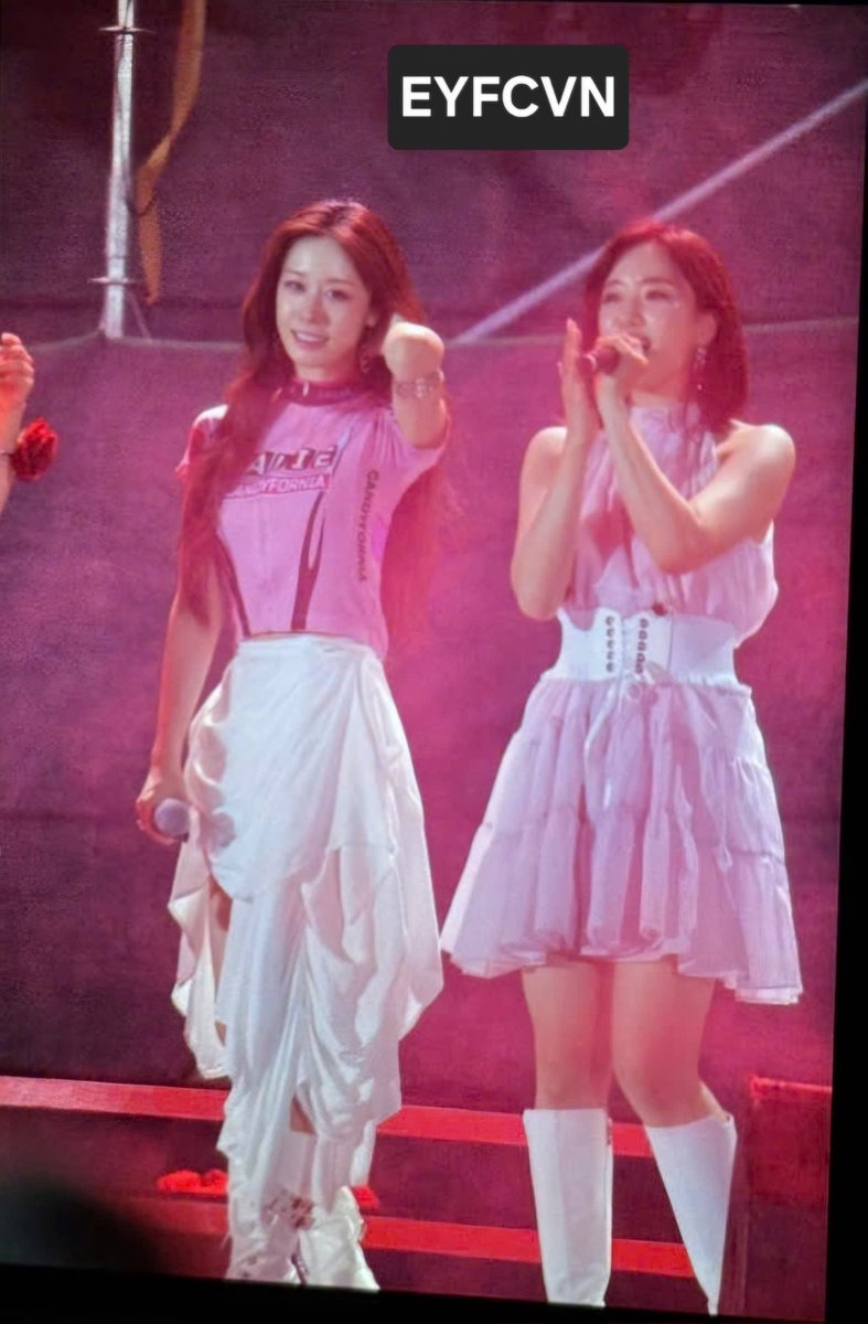 EunYeonInt's tweet photo. 241123 EunYeon @ Vincom 20 Concert in Hanoi
#EunYeon #티아라 #은정 #지연 #TARA #EUNJUNG #JIYEON https://t.co/OsNpbgv6T9