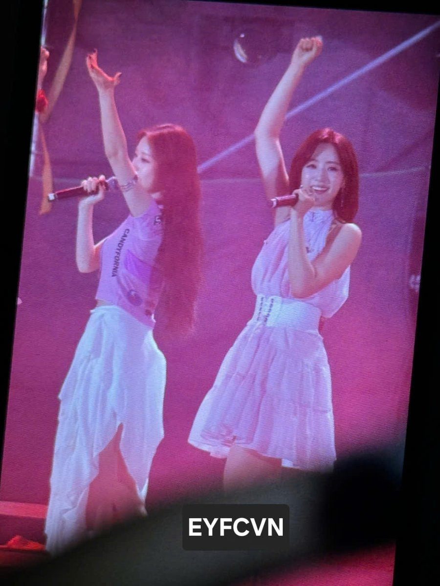 EunYeonInt's tweet photo. 241123 EunYeon @ Vincom 20 Concert in Hanoi
#EunYeon #티아라 #은정 #지연 #TARA #EUNJUNG #JIYEON https://t.co/OsNpbgv6T9