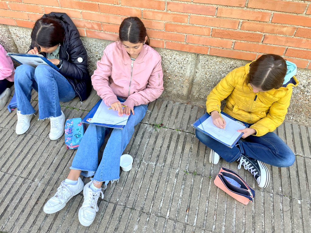 Aquesta la classe de la Samba (6èA) hem baixat al bosc a observar el nostre arbre apadrinat, la servera!

#escolaverda

🌳✍🏻🧐