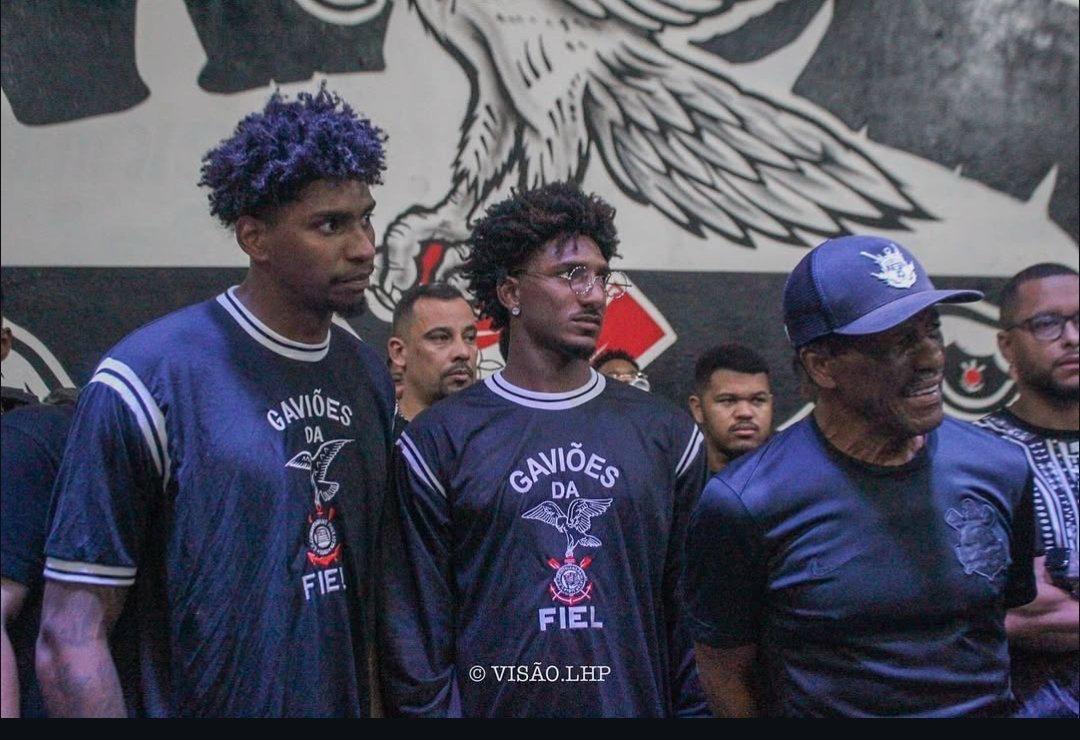 Quadra da Gaviões, trajados, povo ao redor, Super Zé Maria ao lado.

Foto pesada!