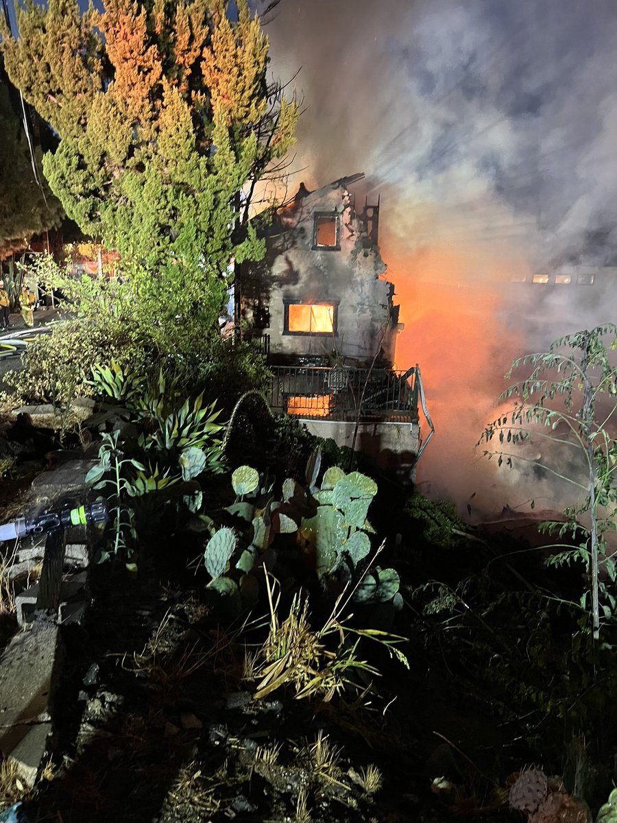 AnnAHullLaw's tweet photo. Fire in Tujunga. https://t.co/NYsjfAaTh0