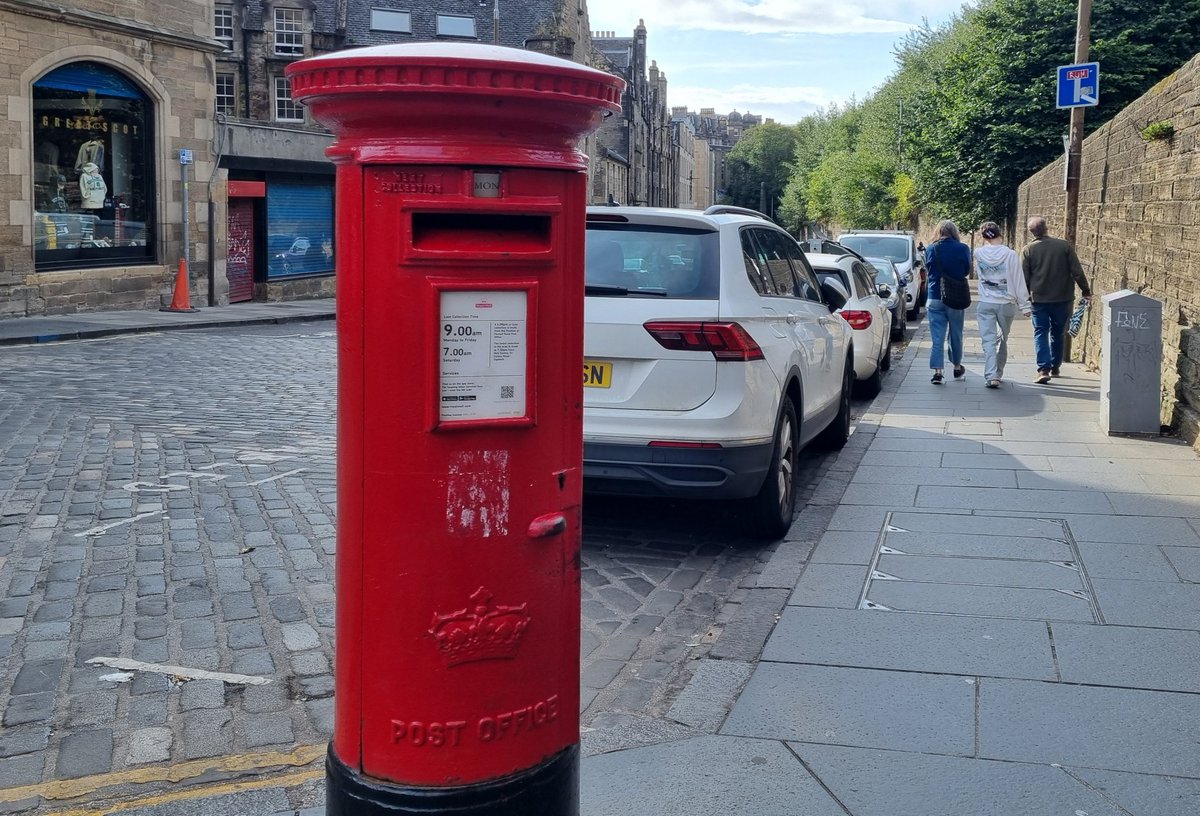 pinlu's tweet photo. An ERII era postbox with a Scottish crown but no royal cypher standing at the foot of Castle Rock #Edinburgh #PostboxSaturday https://t.co/eg4GRTMOOQ
