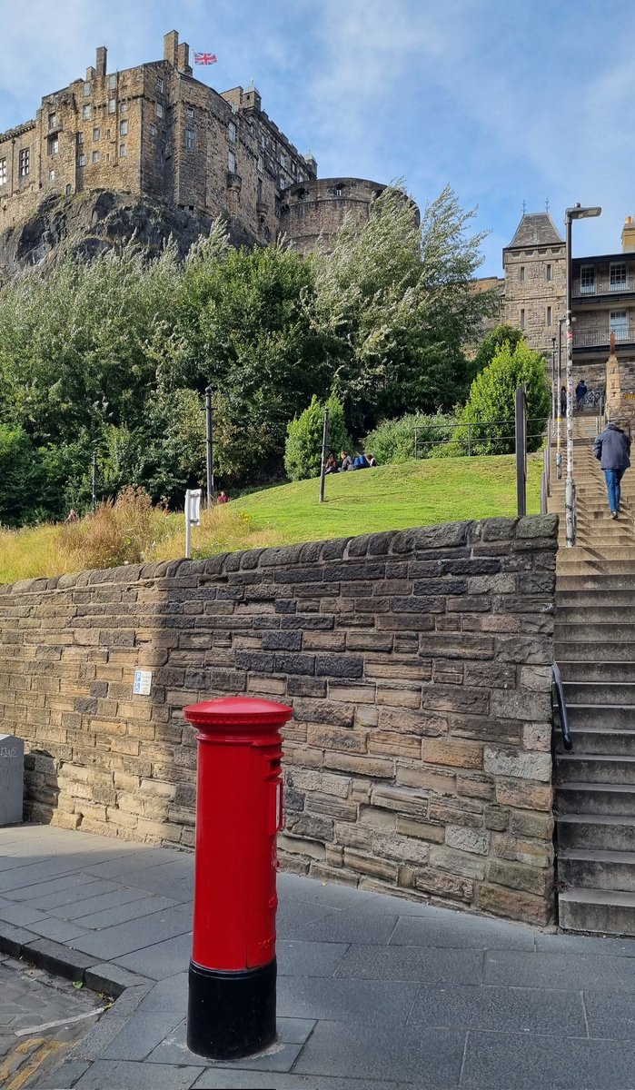 pinlu's tweet photo. An ERII era postbox with a Scottish crown but no royal cypher standing at the foot of Castle Rock #Edinburgh #PostboxSaturday https://t.co/eg4GRTMOOQ