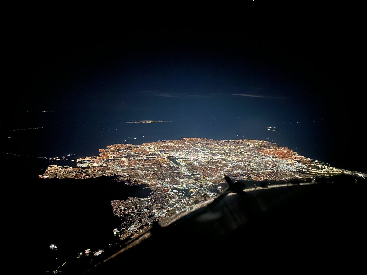 JeffreyLustick's tweet image. Meanwhile, at 32,000’ MSL over Las Vegas…

#LasVegas #flying #pilotviews #vegasbaby #vegaslights