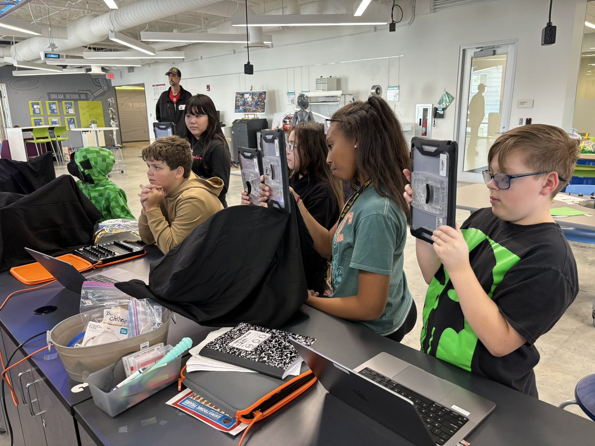 mrsnethsclass's tweet photo. #FutureReadyLab ๐ช Wrapping up our first week of productions and while I love seeing the animatronicsโ skit, Iโve decided the best view is of the class watching their teamwork come together! ๐ @NKCSchools @RavensNKC https://t.co/kp2mP68S1X