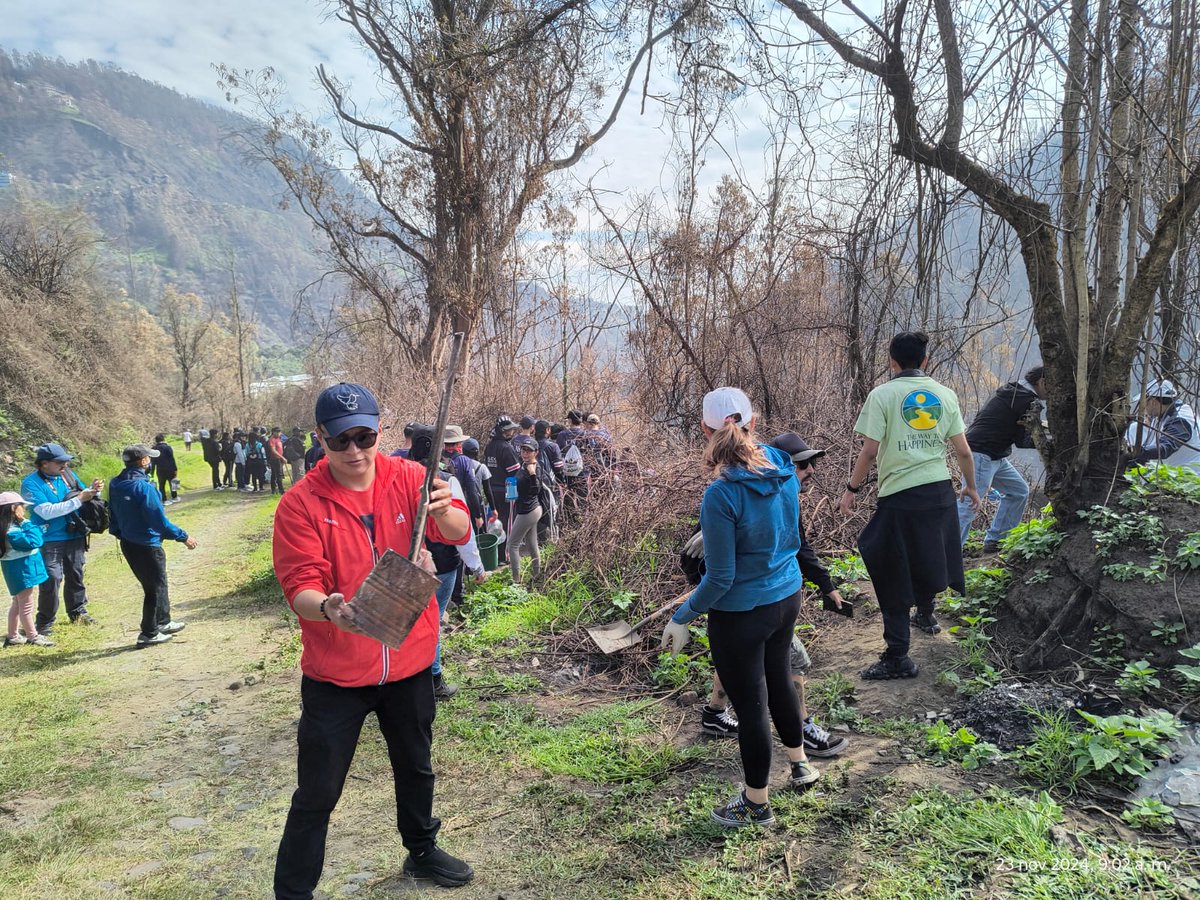 ambientequito's tweet photo. 🌳#QuitoMásVerdeQueNunca | En el Cerro Auqui, los vecinos y más voluntarios, plantan esperanza.

💚Cada árbol es un sueño que florece, una promesa de recuperar nuestro patrimonio natural.

Con tu apoyo, #QuitoRenace https://t.co/7AWgYUFBDu