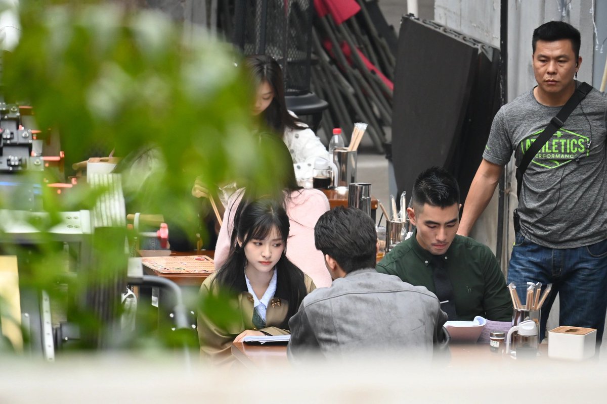ShenYue_TH's tweet photo. #Randyche ผู้กำกับ #SmileCode #โค้ชรักให้เธอยิ้ม ตอบ #ShenYue #เสิ่นเยว่ #沈月
เยว่เยว่ ขอบคุณมากและรู้สึกโชคดีอย่างยิ่งที่คุณได้เข้ามาในชีวิตของพวกเรา ขอบคุณที่คุณทำให้ตัวละคร "กู้อี้" มีชีวิตขึ้นมา และช่วยให้คนที่ยังไม่เชี่ยวชาญอย่างฉันสามารถสร้างผลงานกำกับเรื่องแรกให้สำเร็จท่ามกลางนักแสดงที่เก่งกาจเช่นนี้ ความใจดีของคุณทำให้ฉันได้พบพลังในการก้าวต่อไปอีกครั้ง ในสภาพแวดล้อมที่เต็มไปด้วยการแข่งขันและความกดดัน หวังจากใจจริงว่าทั้งอนาคตของเราจะดียิ่งขึ้นไป และตั้งตารอที่จะได้ร่วมงานกันอีกครั้งในอนาคต