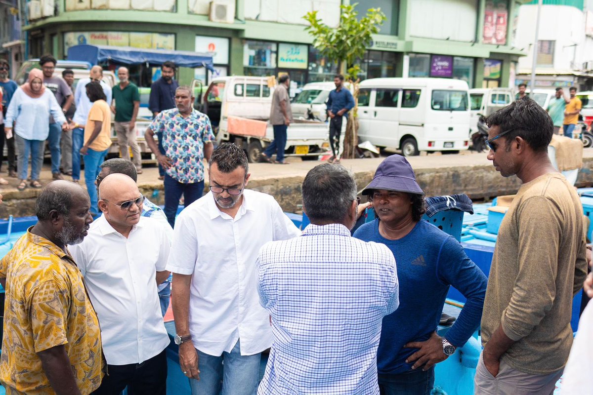 މިއަދު މަސް މާރުކޭޓު ސަރަހައްދުން މަސްވެރިންނާ ބައްދަލުވެ އެމީހުންގެ ކަންބޮޑުވުންތައް އަޑު އަހާލެވުނު. ސަރުކާރުން ކަން ކުރަމުންދާ ގޮތުން މަސްވެރިކަން އިނދަޖެހި ގިނަ މަސްވެރިން ތިބީ ވަރަށް ދަތި ހާލުގައި. މަސްވެރިންނަށް ދޭން ބޭނުންވާ ޔަގީންކަމަކީ ހުރި ކަންބޮޑުވުންތައް ސަރުކާރާ އަޑު
