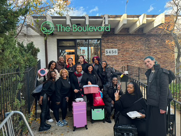 PMTSCHICAGO's tweet photo. 💕 Just wanted to give a shoutout to our amazing Future Professionals from our Community Events Club who spent some of their time this week spreading love and joy at The Boulevard! ( @theblvdofchicago ) 🤗 They used their skills to give hair and nail makeovers to those in... https://t.co/4M96vaIynA