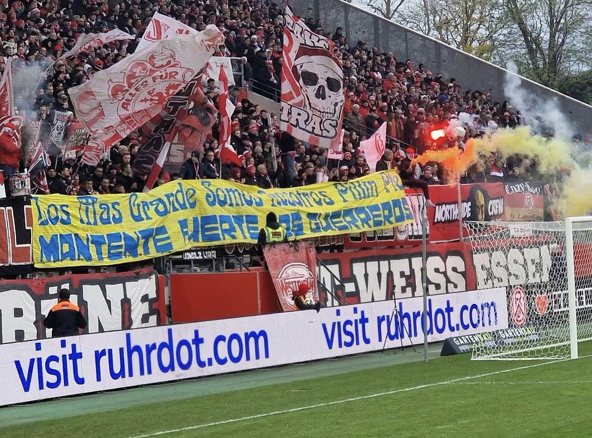 Barras_LATAM's tweet photo. 🇩🇪🇦🇷 "Los más grandes somos nosotros, Pillín Pte, mantente fuerte Los Guerreros" 

Mensaje de los Ultras del Rot-Weiss Essen despidiendo a Pillín Bracamonte y mandándole fuerzas a Los Guerreros y a la gente de Rosario Central 

📸 @ArroyitoRC https://t.co/Axae3xEnxK