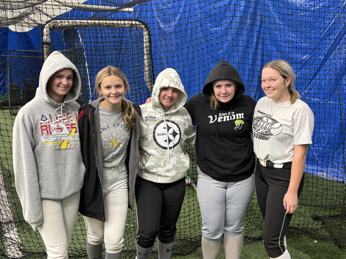 Saturday morning practice in the bubble at No Offseason gave the girls great reps! The work never stops and these girls did great this morning! Keep grinding. Keep focused. Keep getting better!