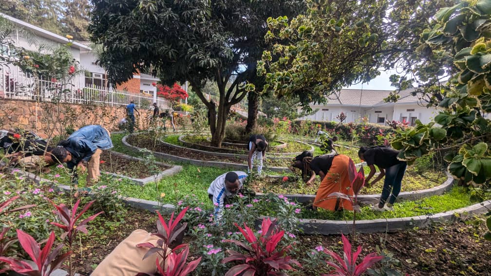 NyarugengeYouth's tweet photo. Kuri uyu wa 23Ugushyingo2024 Ubuyobozi bw'inzego z'urubyiruko mu murenge wa @RwezamenyoS bifatanyije n'urubyiruko rwa #AERG mu ishuri ryisumbuye rya École Sécondaire St Joseph le Travailleur mu gikorwa cy'umuganda ugamije gusukura #Urwibutso rwa #Jenoside rwa #Gisozi. https://t.co/PuIHHGz7G5