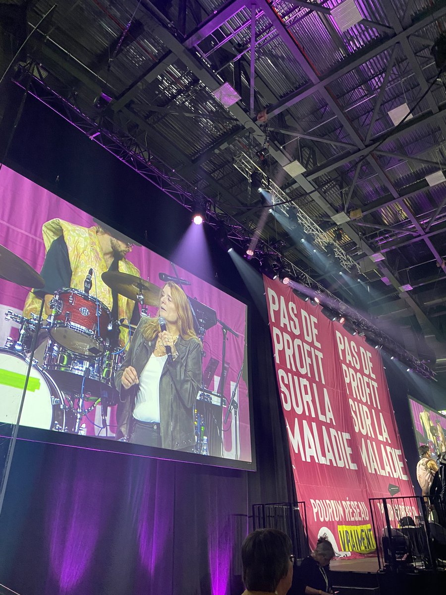 Le privé n’est pas complémentaire au public. Le personnel du privé, il vient du public. Les contrats sont octroyés au détriment du public. Il y a une seule raison pour laquelle le privé prend un contrat. Parce qu’il y a du profit à faire. Du profit… sur la maladie ! #polqc