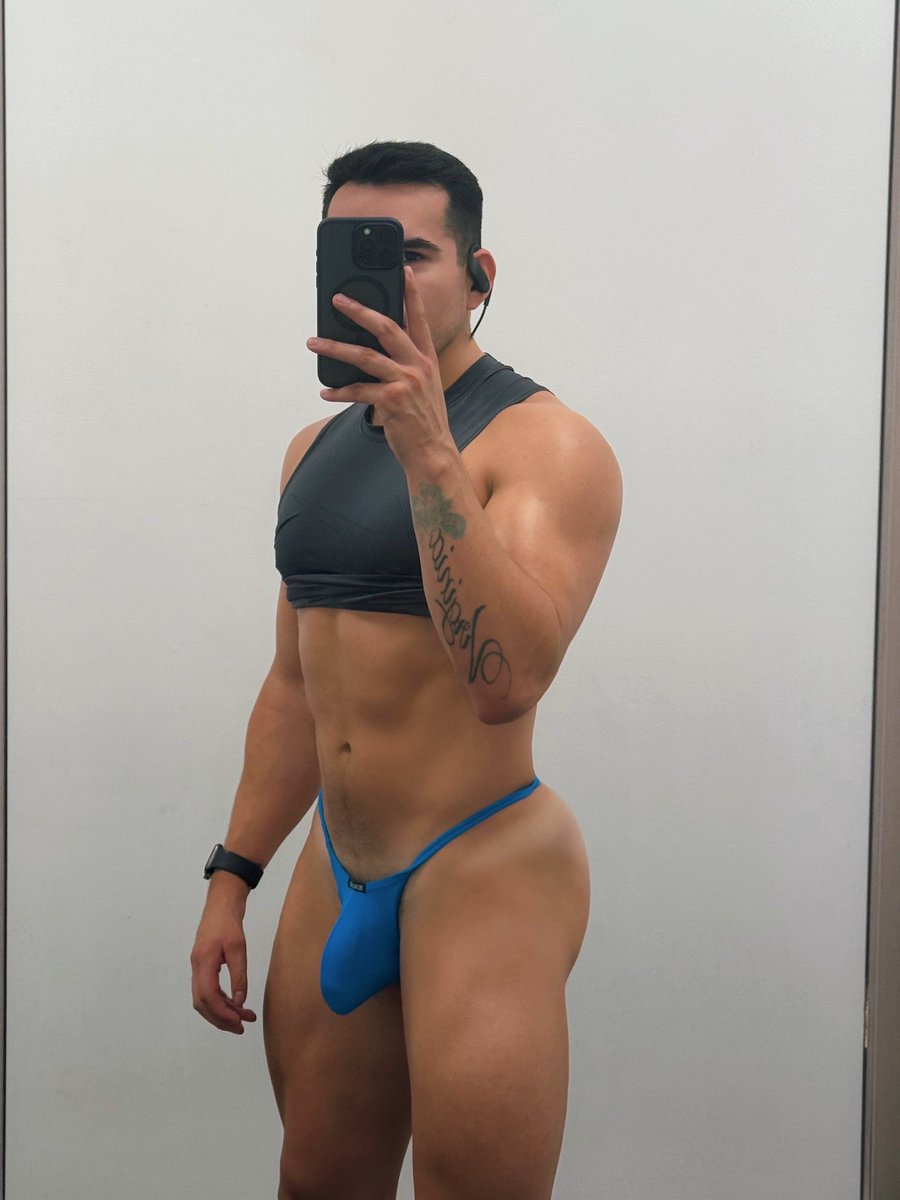 40kclassy's tweet photo. Leg Day with my Thong on 💙😏 https://t.co/qrfyt88f6W