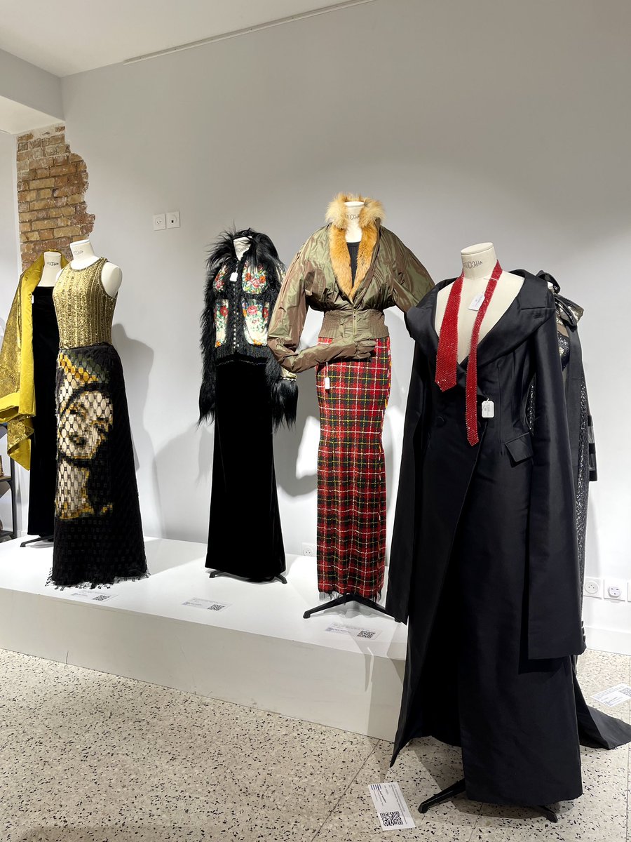 Obsesionada con el hecho de que esta pieza de Gaultier está enteramente hecha de mostacillas