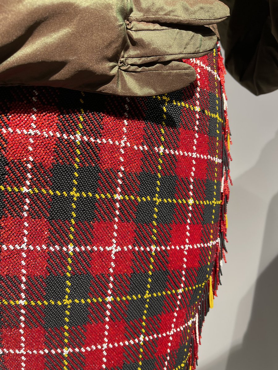 YouAreMyBezoar's tweet photo. Obsesionada con el hecho de que esta pieza de Gaultier está enteramente hecha de mostacillas https://t.co/I5JYmDUYl3