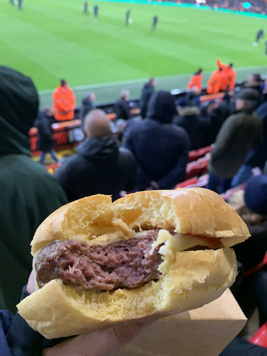 paddyg18_'s tweet photo. 🍔 Cheese Burger at @afcbournemouth 

💴 £5.75 

Decent price for a #PL side and much better quality than the #BHAFC burger. 

Cheaper but not to the same standard as #ctfc♦️ but still very good, thoughts? 🤔 

#afcb 🍒 #BOUBRI https://t.co/TAPr9OFASN