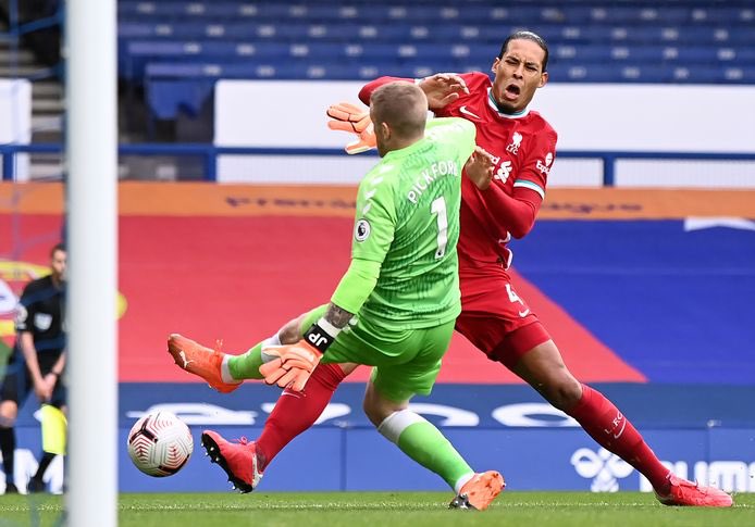 TomJamesGK's tweet photo. @Stotty101_ If you had a ounce of common sense between your ears, you’d know why that’s not a red. Attacker going for a touch on the ball, keeper flying out to block it. Neither get it and a natural collision occurs. Reference this picture which wasn’t a red which I also completely agree https://t.co/v08AOXO2vq
