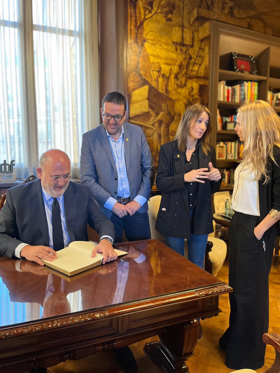 Mentre s’hi decideixin tants temes…, cal ser a Madrid per treballar i prioritzar al màxim possible l’agenda de #Vic i de Catalunya. Aquesta setmana hem rebut al Grup Parlamentari de <a href="/JuntsXCat/">Junts per Catalunya🎗</a> <a href="/juntsxcatmadrid/">Junts per Catalunya Congrés i Senat</a> al Senat, encapçalat per <a href="/PujolBonell/">Eduard Pujol i Bonell 🎗</a>. Moltes gràcies per la visita!