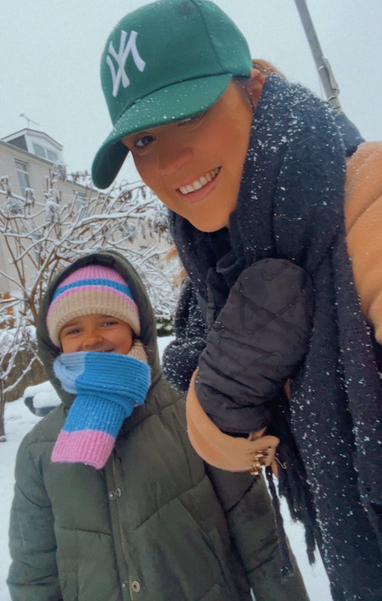 Thanks <a href="/StFillansPS/">St. Fillan’s Primary School, Glasgow</a> for a fantastic Christmas Fayre today! The cakes and this smile were worth braving the snow for 🥰🎅🏼❄️
