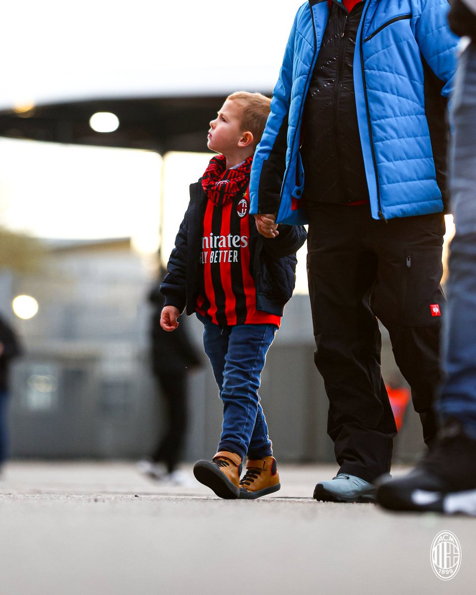 acmilan's tweet photo. Come quando da bambino la guardavo con papà ❤️🖤

#MilanJuve #SempreMilan https://t.co/hhvN57hxNs
