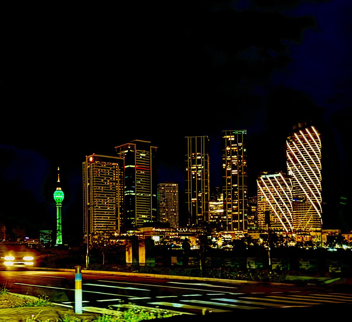 Me_unique2k's tweet photo. A shot from 16 pro max🔥😀 #NightLife https://t.co/ePgXSaZ2P9