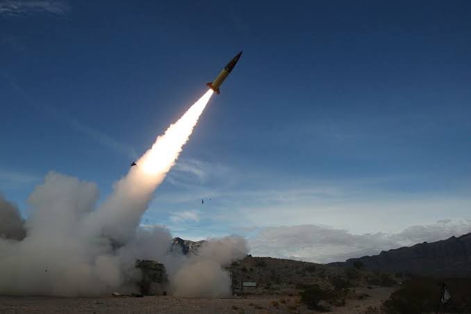 silenceoftearth's tweet photo. #BREAKING | What we know about Russia’s new ballistic missile Oreshnik:

🔴Hypersonic speed of Mach 10

🔴Range: 5,000km, capable of reaching most of #Europe and parts of the U.S.

🔴Equipped with nuclear or conventional MIRVs https://t.co/esa5VMk6ip