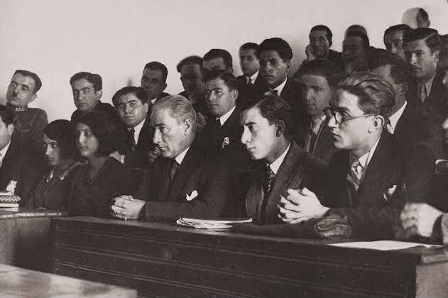 “Eserinin üzerinde imzası olmayan yegane sanatkar ÖĞRETMEN’dir”

Mustafa Kemal ATATÜRK 

Tüm değerli Öğretmenlerimizin, 24 Kasım “Öğretmenler Günü” kutlu olsun…