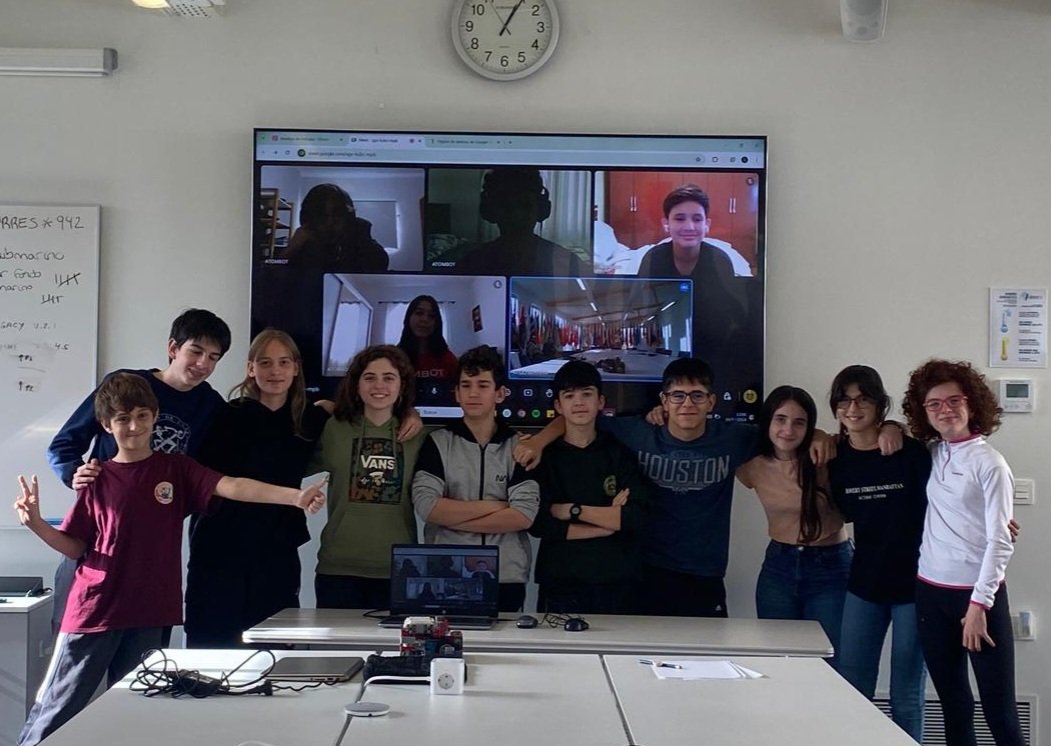 We had a blast with our friends from Brazil 🇧🇷! It was a pleasure to share our project with atombots 😊
#firstlegoleague #fllspain #fll